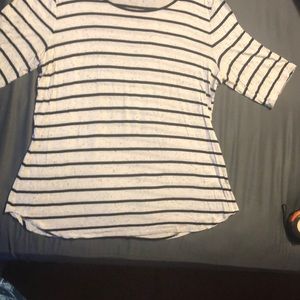 Apt 9 XL elbow length sleeved top. Speckled white background with black stripes